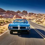 © fotolia – guy driving cool vintage car through nevada desert – Datei: #120382127 | Urheber: Joshua Resnick