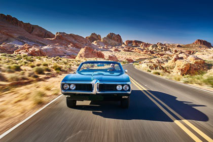 © fotolia - guy driving cool vintage car through nevada desert - Datei: #120382127 | Urheber: Joshua Resnick Mietwagen USA